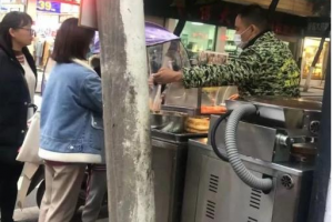 月入十万以上的小吃赚钱项目，店铺不到七平米！